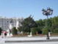 Foto: Blick auf einen Platz mit Park und Grünanlagen.