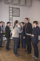 Foto: Übergabe der Zeugnisse an eine Gruppe Absolventen.