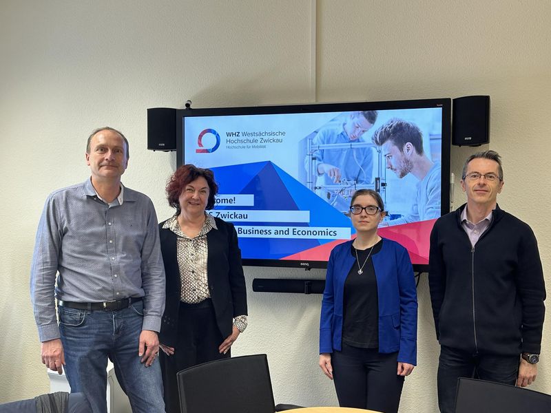 Foto: Prof. Matthias Richter, Dr. Inguna Jurgeläne-Kaldava, Agnese Batenko, Prof. Ralph Riedel, zwei Wissenschafter von der Rigas Tehniska Universitate zu Besuch