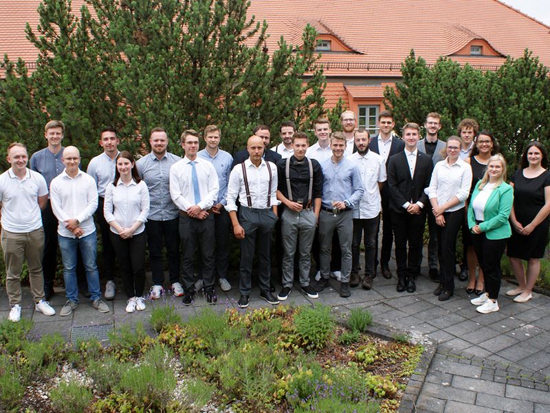 Gruppenbild der Absolventen 2022/23 im Grünen