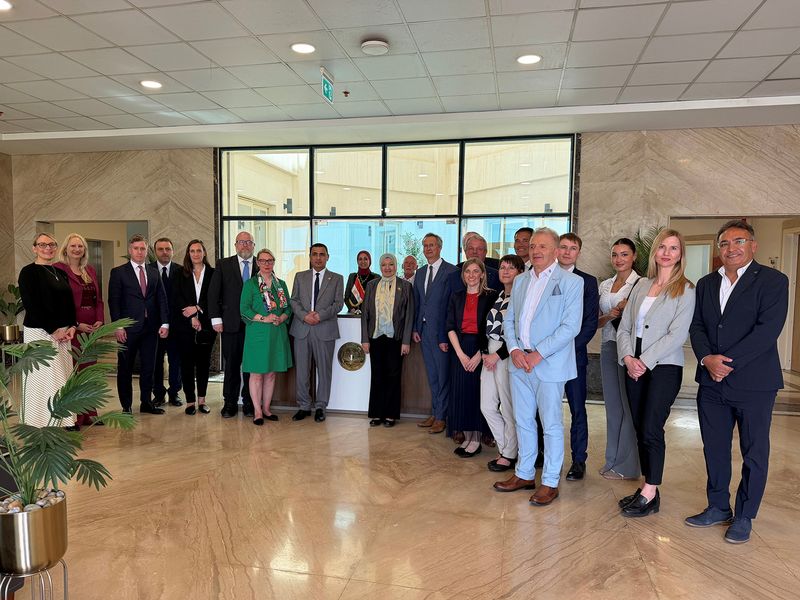 Gruppenbild in einem festlichen Foyer. 
