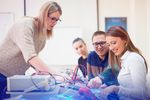 Foto: Personen an technischen Geräten mit elektrotechnischem Kontext (Fotoquelle: AdobeStock)