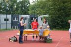 Foto: Erwachsene und Kinder beim Basteln