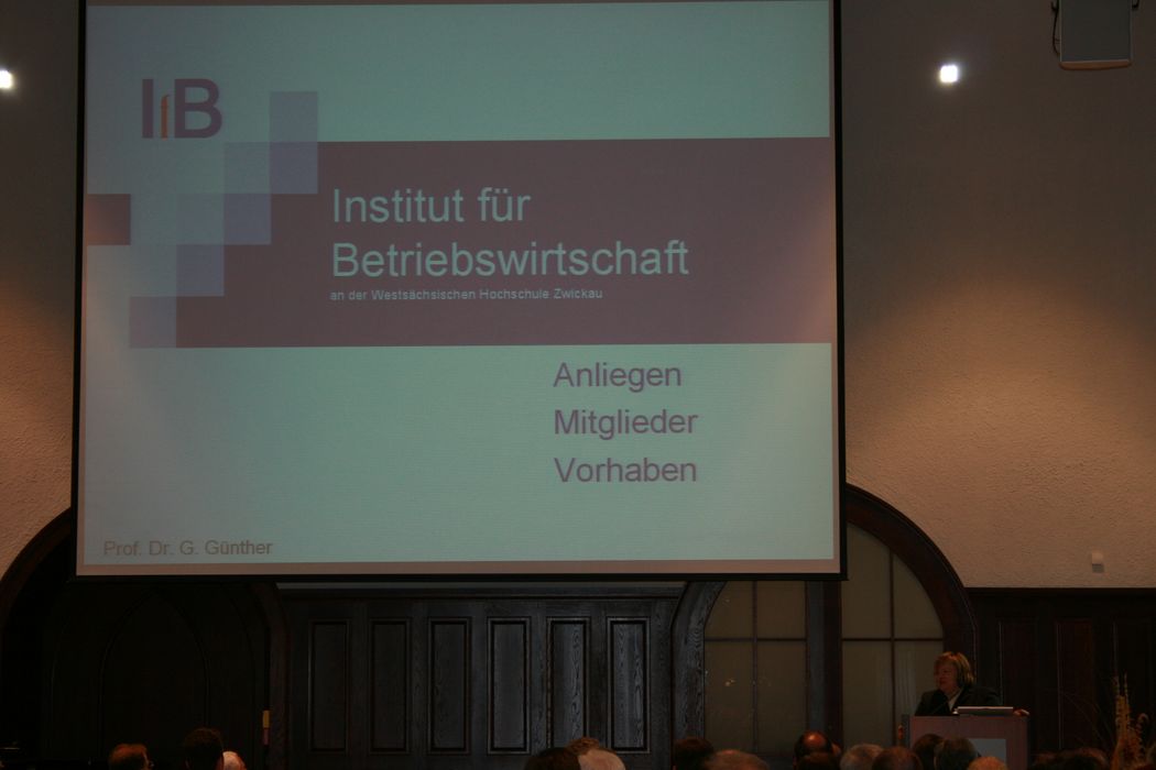 Foto: Startbild des Institut für Betriebswirtschaft auf eine Leinwand projiziert.