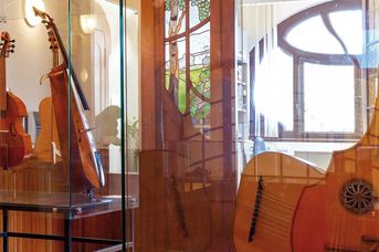 Foto: Musikinstrumente werden ausgestellt