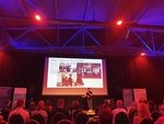 Foto: Live Pitch von eHeroes Gründer und WHZ-Alumnus Tom Wenk, Person steht vor Publikum auf Bühne (Quelle: SAXEED)