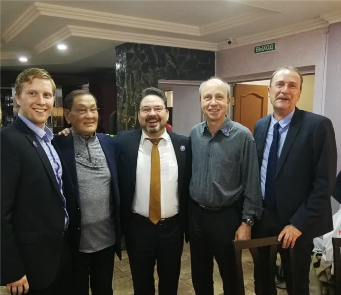 Foto: Gruppenbild der Teilnehmer zur Delegationsreise. 25 Jahre Kazakh-American Free University.