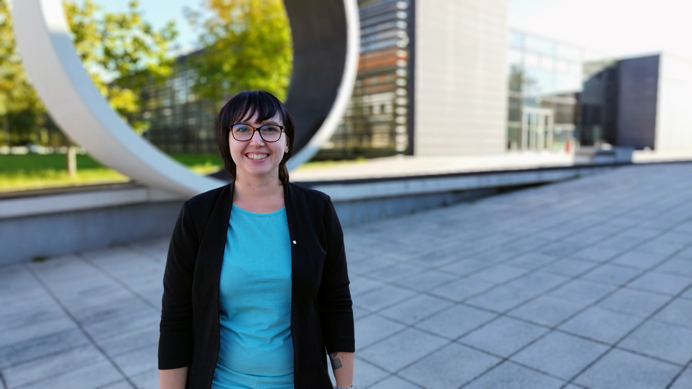 Foto: Frau Neumann von Studentischen Front-Office auf dem Campus Scheffelstraße 