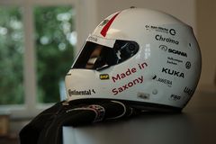 Foto: Ein Motorradhelm liegt auf einem Tisch.