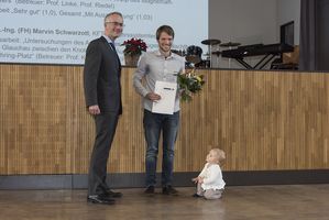 Foto: Aula Scheffelberg. Rasmussen-Preis Übergabe an einen Absolventen.