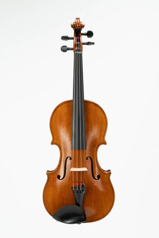 Foto der Frontansicht der Studienarbeit Violine von Lea Hartkopf, 3.Semester Musikinstrumentenbau, Wintersemester 23/24