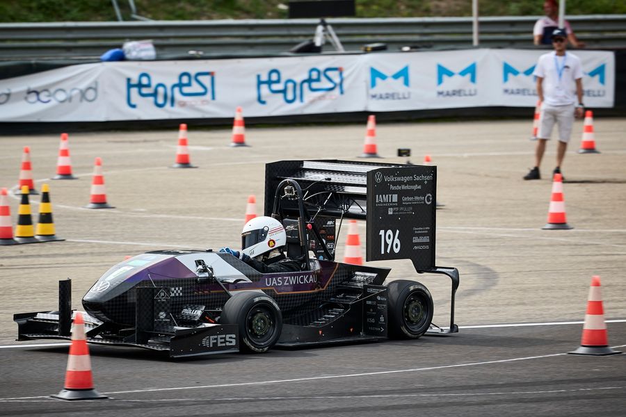 Ein Fahrzeug des WHZ Racing Teams auf einer Rennstrecke. 