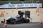 Ein Fahrzeug des WHZ Racing Teams auf einer Rennstrecke.