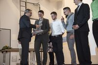 Foto: Sieben Absolventen erhalten eine Gratulation und bekommen ihre Urkunden überreicht.
