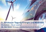 Windräder im Hintergrund und schemenhafte Darstellung eines Autos