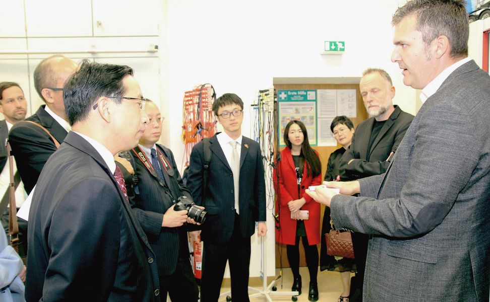 Chin. Delegation besichtigt ELT-Labore