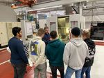 Ein Laboringenieur führt eine Gruppe von Schülern durch die Laborhallen der Fakultät Automobil- und Maschinenbau der WHZ.