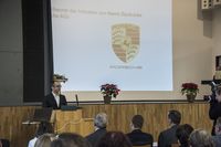 Foto: Ein Redner hält vor den Teilnehmern eine Rede.