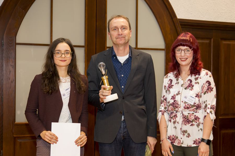 Foto: Gruppenbild. Prof. Richter mit zwei Studentinnen.