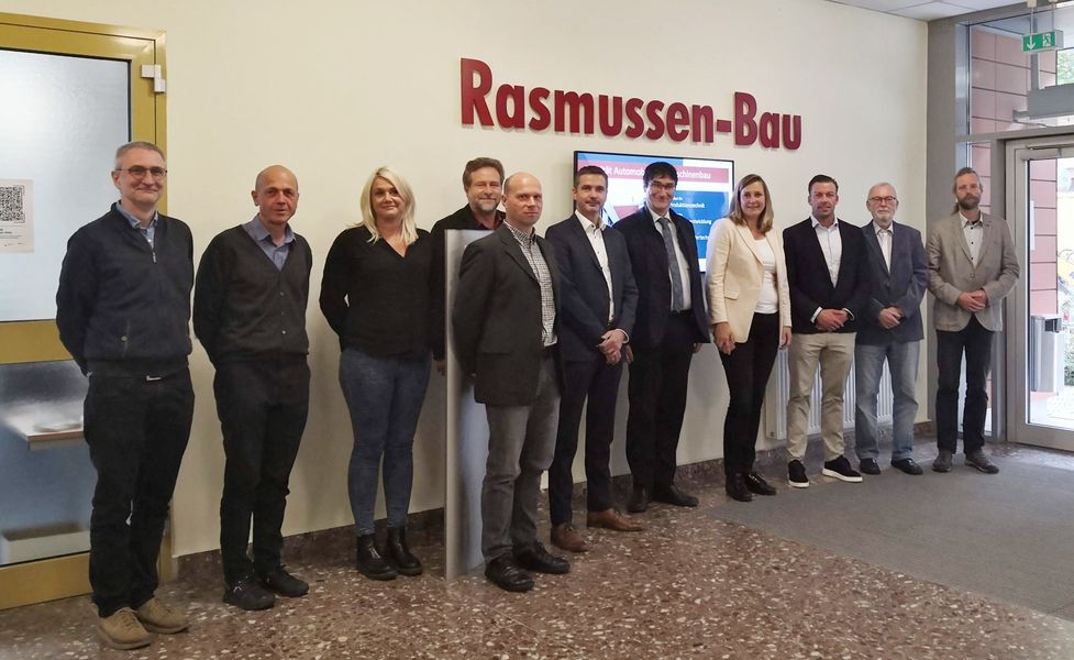 Foto: Hochschulleitung, Zwickaus Oberbürgermeisterin und Vertreter des Stadtrates Zwickau in der Fakultät AMB (Quelle: WHZ) 
