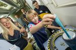 Foto: Ein Schüler an einem Versuchsaufbau bei der langen Nacht der Experimente.