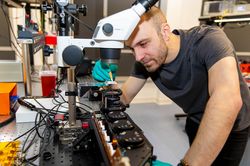Photonische Systeme, Fasertechnologien und Messtechnik, Oberflächen- und Werkstofftechnologien sowie Bildverarbeitung und Prozesskontrolle