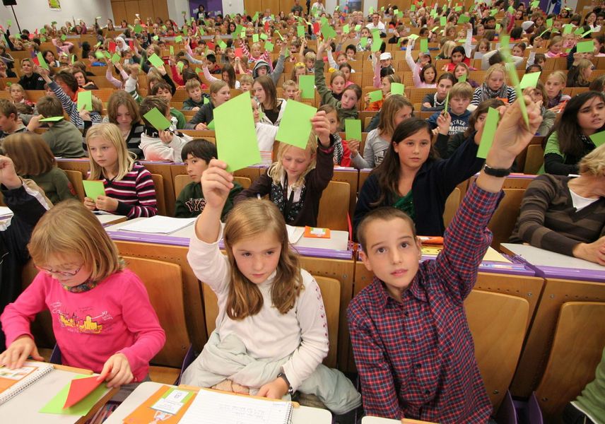 Kinder im sitzen im Hörsaal