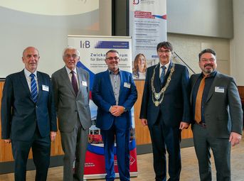 Foto: Gruppenaufnahme Prof. Dr. Egon Müller, Prof Dr.-Ing. Hartmut Enderlein, Prof. Dr.-Ing. Holger Naduschewski, Prof. Dr.-Ing. Stephan Kassel und Prof. Dr. Dr. h. c. Bernd Zirkler (v. l. n. r.) (Quelle: L. Langer)