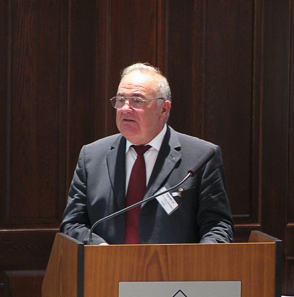 Prof. Kirchberg hält eine Rede vor Publikum