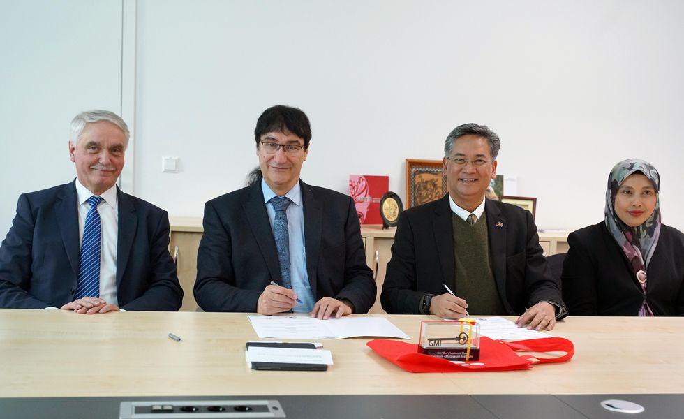 WHZ-Rektor Prof. Stephan Kassel und der Leiter des Instituts Ahmad Solihin Bin Mohamed Yusoff haben die Absichtserklärung im von Salwani Bt Abu Bakar. Leiterin des Departments Foundation, Pre-University & General Studies des GMI und Prof. Christian-Andreas Schumann von der Fakultät Wirtschaftswissenschaften der WHZ und unterzeichnet. 