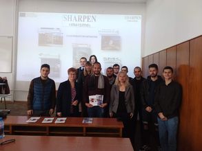 Gruppenfoto: Studierende stehen zusammen in einem Lehrraum mit Frau Prof. Walter.