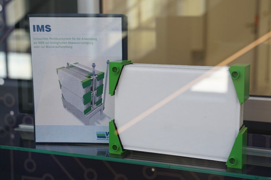 Auf dem Foto ist ein Teil des Membransystems mit seiner Verpackung auf einem Glasregal zu sehen.