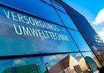 Blick auf eine Glasfront mit dem Schriftzug "Versorgungs- und Umwelttechnik"
