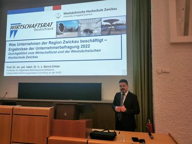 Foto: Ergebnispräsentation einer Unternehmensumfrage durch Prof. Dr. habil. Dr. h. c. Bernd Zirkler 