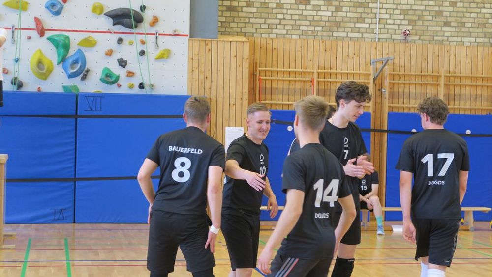 Volleyballer feuern sich gegenseitig an