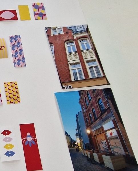 Entwürfe und Visualisierungen hängen an einer Wand