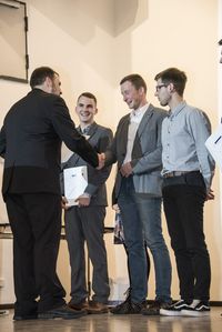 Foto: Absolventen erhalten eine persönliche Gratulation und bekommen die Urkunden überreicht.