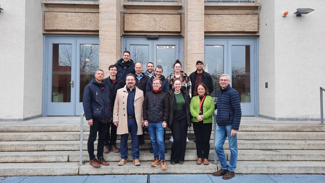 Foto: Projektteam der Nachwuchsforschergruppe "FungiMat", eine Gruppe von Personen schaut in die Kamera
