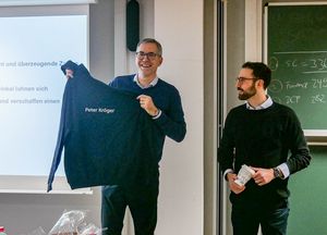 Foto: Prof. Zirkler überreicht den Referenten Präsente