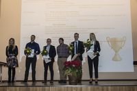 Foto: Fünf Absolventen präsentieren ihre Urkunden.