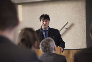 Foto: Prof. Kassel am Rednerpult.