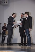 Foto: Übergabe der Zeugnisse an eine Gruppe Absolventen.