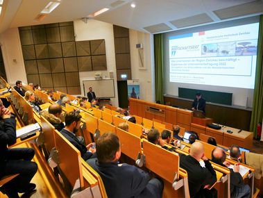 Foto: Prof. Dr.-Ing. Stephan Kassel (Rektor WHZ) bei seiner Eröffnungsrede 