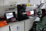 Foto: Eine Studierende arbeitet in einem Labor.