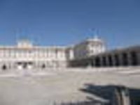 Foto: Ein großer Platz mit historischen Gebäudekomplex am Ende.