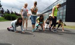 Foto: Schülerinnen des Girlsday beim Test ihrer Mini-Solar betriebenen Autos auf dem Freigelände des Campus Scheffelberg.