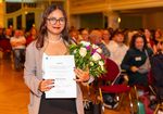 Shubha Mahesh präsentiert ihre Auszeichnung. (Urkunde)