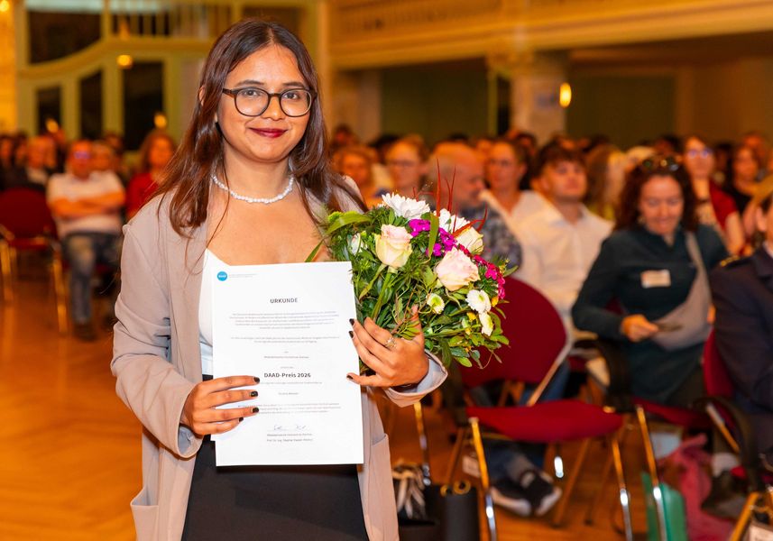 Shubha Mahesh präsentiert ihre Auszeichnung. (Urkunde) 