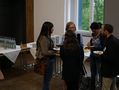 Foto: Eine Gruppe Studierender stehen zusammen und unterhalten sich.