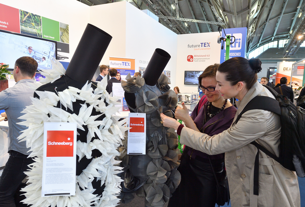 Foto: Zwei Damen begutachten ein Modedesign bei der Techtextil 2019 in Frankfurt.